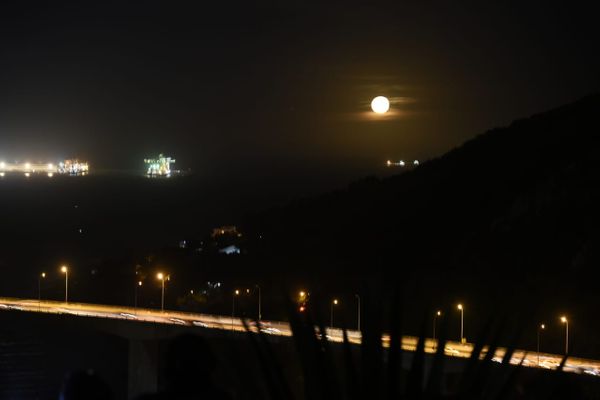 A lua cheia apareceu no céu de Vitória na última sexta-feira (13) do ano por Carlos Alberto
