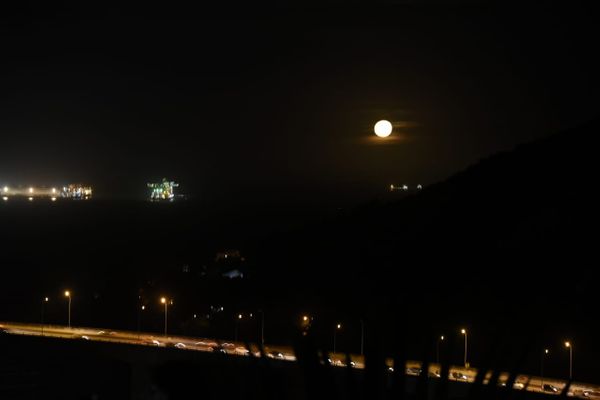 A lua cheia apareceu no céu de Vitória na última sexta-feira (13) do ano por Carlos Alberto