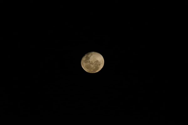A lua cheia apareceu no céu de Vitória na última sexta-feira (13) do ano por Carlos Alberto
