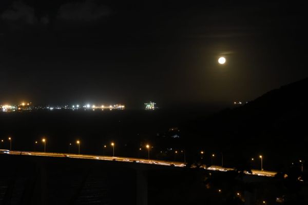 A lua cheia apareceu no céu de Vitória na última sexta-feira (13) do ano por Carlos Alberto