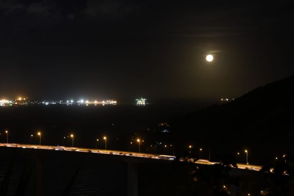 A lua cheia apareceu no céu de Vitória na última sexta-feira (13) do ano por Carlos Alberto