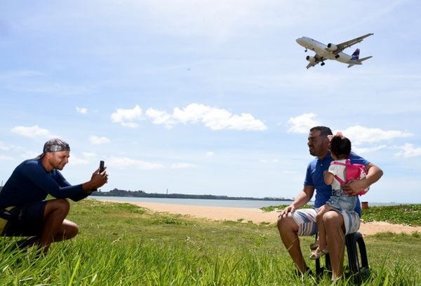 Vagner Barbosa tira fotos de clientes no momento em que o avião se aproxima do Aeroporto de Vitória. Crédito: Ricardo Medeiros