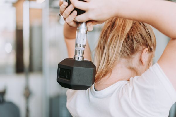 Mulher malhando na academia: como não desistir do exercício
