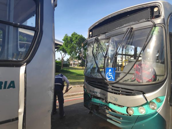 Ônibus colidem na Avenida Roberto Ewald, no bairro Ilha do Príncipe por Isaac Ribeiro
