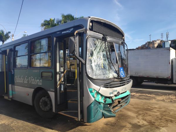 Ônibus colidem na Avenida Roberto Ewald, no bairro Ilha do Príncipe por Isaac Ribeiro
