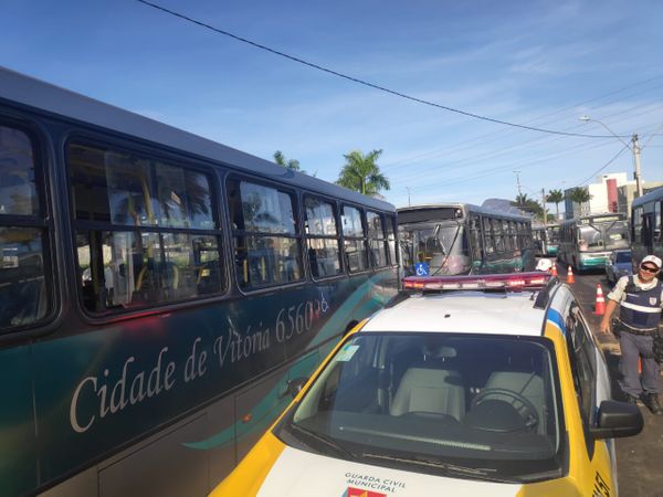 Ônibus colidem na Avenida Roberto Ewald, no bairro Ilha do Príncipe por Isaac Ribeiro