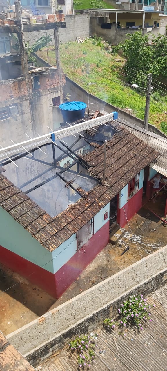 Casa pega fogo na Rua Gonçalves Crespo. Crédito: Internautas