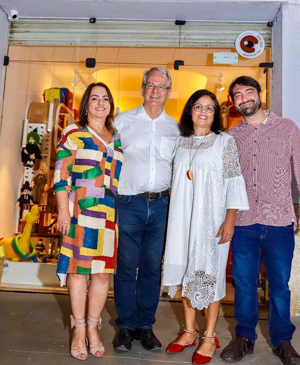 Vera, Cesar Colnago, Mara Fernandes e João Pedro Colnago: em novo espaço de brinquedos lúdicos da Praia do Canto. Crédito: RF Comunicação
