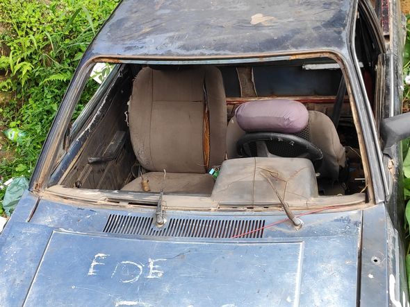 Criança morre após carro capotar e cair em valão por Isaac Ribeiro