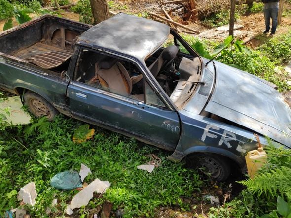 Criança morre após carro capotar e cair em valão por Isaac Ribeiro