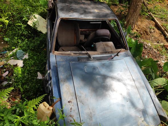 Criança morre após carro capotar e cair em valão por Isaac Ribeiro