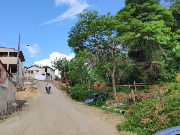Criança morre após carro capotar e cair em valão por Isaac Ribeiro
