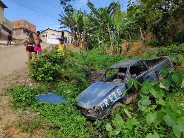 Criança morre após carro capotar e cair em valão por Isaac Ribeiro
