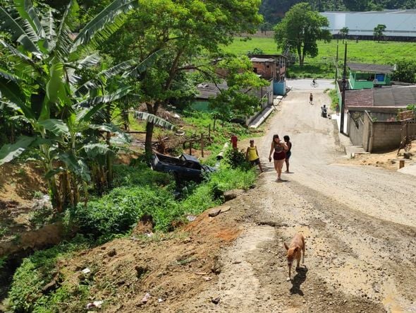 Criança morre após carro capotar e cair em valão por Isaac Ribeiro