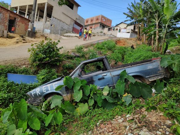 Criança morre após carro capotar e cair em valão por Isaac Ribeiro