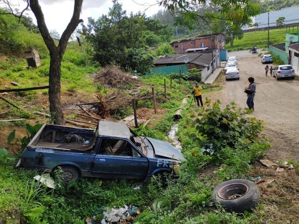 Criança morre após carro capotar e cair em valão por Isaac Ribeiro