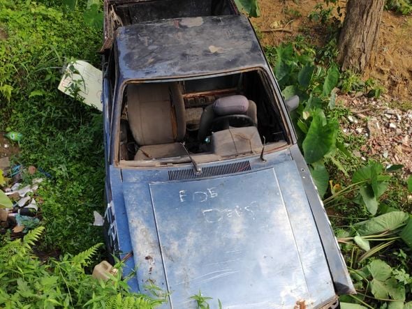 Criança morre após carro capotar e cair em valão por Isaac Ribeiro