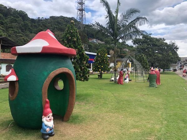 Presépio em tamanho real na pracinha de Marechal Floriano por Montanhas Capixabas
