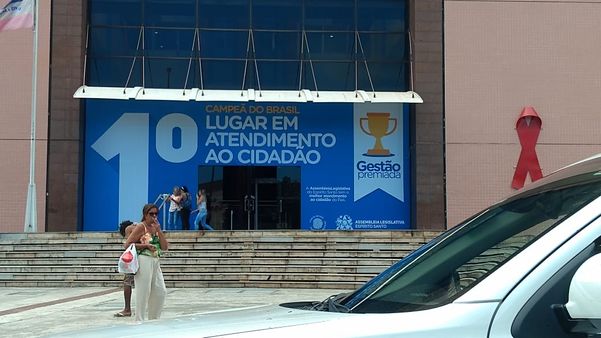 A propaganda adesivada na entrada da Assembleia. Crédito: Bia Seixas