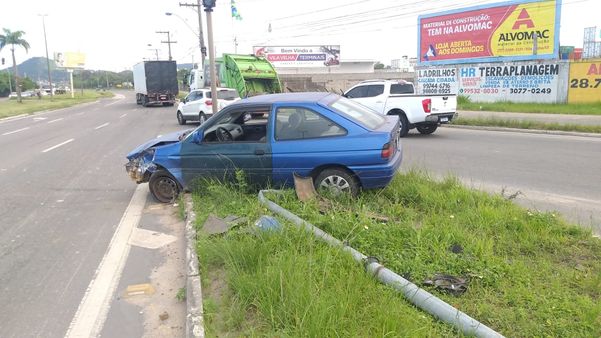 Carro derruba um semáforo no trevo de Novo México. Crédito: Kaíque Dias/ TV Gazeta