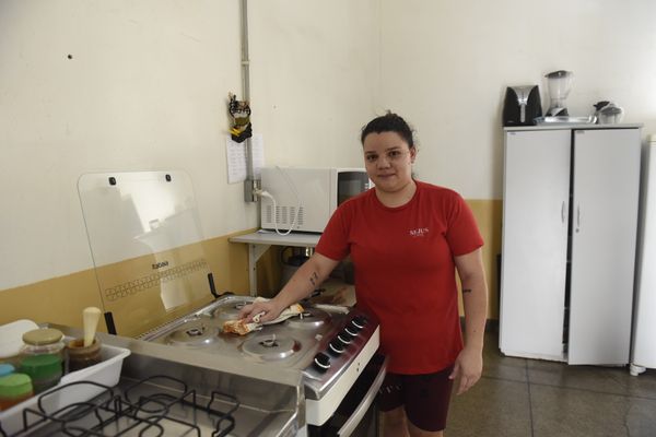 Presa há um ano e cinco meses, Cassiely Camilo trabalha na cozinha do administrativo da Penitenciária de Cariacica. Crédito: Vitor Jubini | A Gazeta