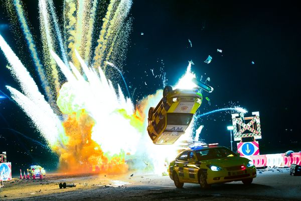 Explosões em "Esquadrão 6", um filme de Michael Bay. Crédito: Christian Black/Netflix