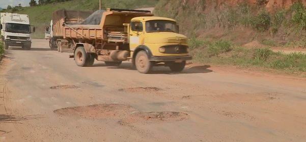 Péssimas condições da estrada em Cachoeiro causam prejuízos para empresários e motoristas. Crédito: TV Gazeta Sul