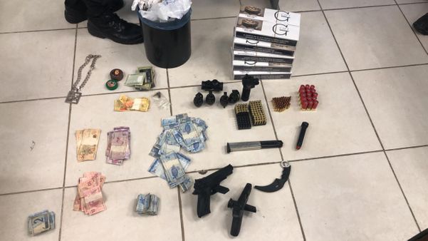12 pessoas foram presas em uma operação da Polícia Civil por Polícia Civil