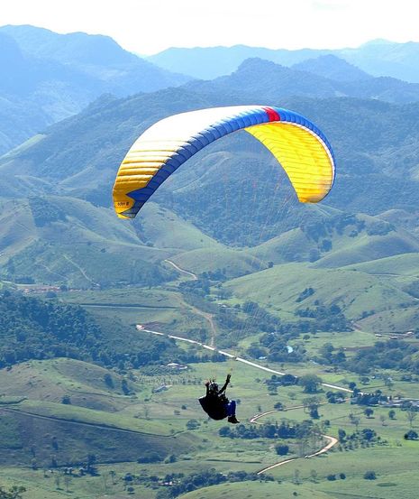 Alfredo Chaves tem pista e ventos propícios para saltos de parapente e voo livre