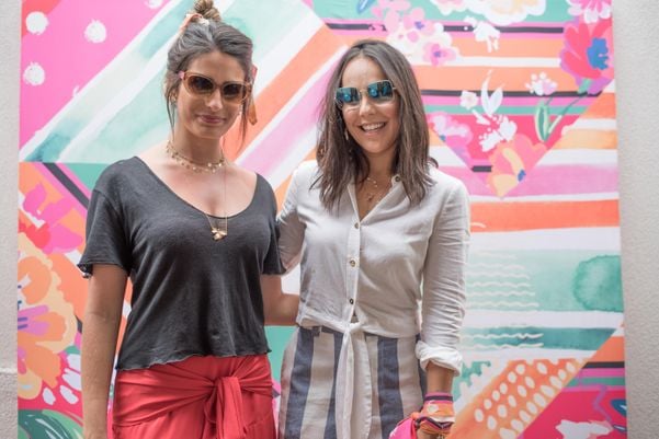 Ana Luiza Azevedo e Carol Neves: em lançamento de óculos de sol e joias para o verão 2020. Crédito: Mônica Zorzanelli