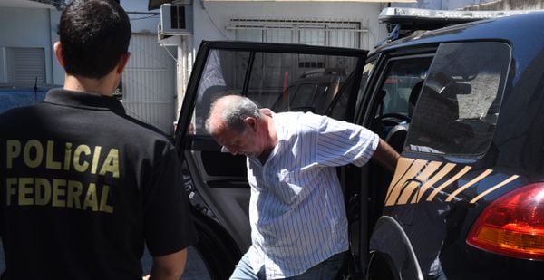 Carlos Costa, chefe da Telexfree, chegando no DMl para fazer exame de corpo delito, após ser preso pela Policia Federal . Crédito: Ricardo Medeiros
