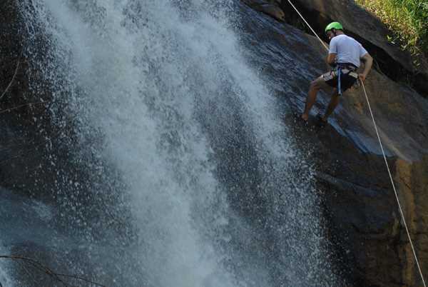 Rapel na cachoeira de Matilde é uma das atividades mais procuradas em Alfredo Chaves