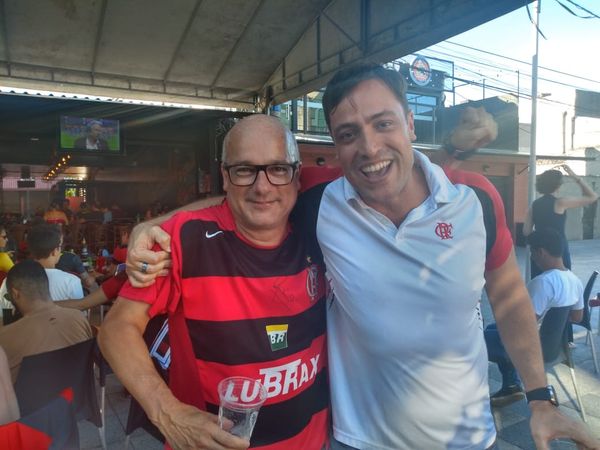 Os empresários Ricardo Fernandes e comemoram o resultado do jogo nesta terça-feira (17) no Triângulo das Bermudas, em Vitória. Crédito: Elis Carvalho