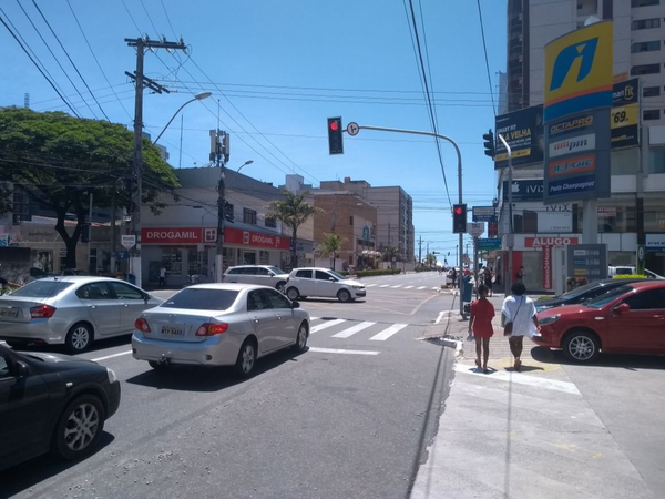 O cruzamento da Avenida Hugo Musso com a Avenida Champagnat, na Praia da Costa. Crédito: Eduardo Dias