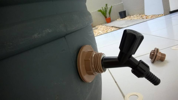 Instalação da torneira na bombona. Crédito: Lanna Ribeiro