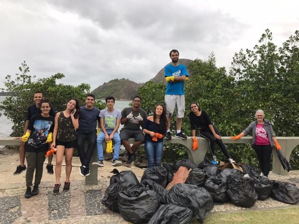 18/12/2019 Adolescentes do projeto Mahalo fizeram coleta de lixo da praia da Avenida beira-mar em vitória. Crédito: Arquivo Projeto Mahalo
