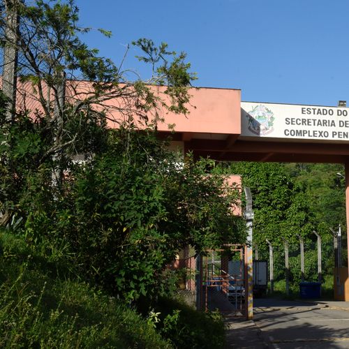 As buscas estão sendo realizadas pela Polícia Militar e o Grupo de Operações Táticas da Secretaria da Justiça mas, até o momento, ninguém foi encontrado