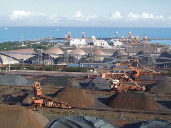 Pilhas de minério no Complexo de Tubarão, em Vitória. Crédito: Arquivo/Divulgação