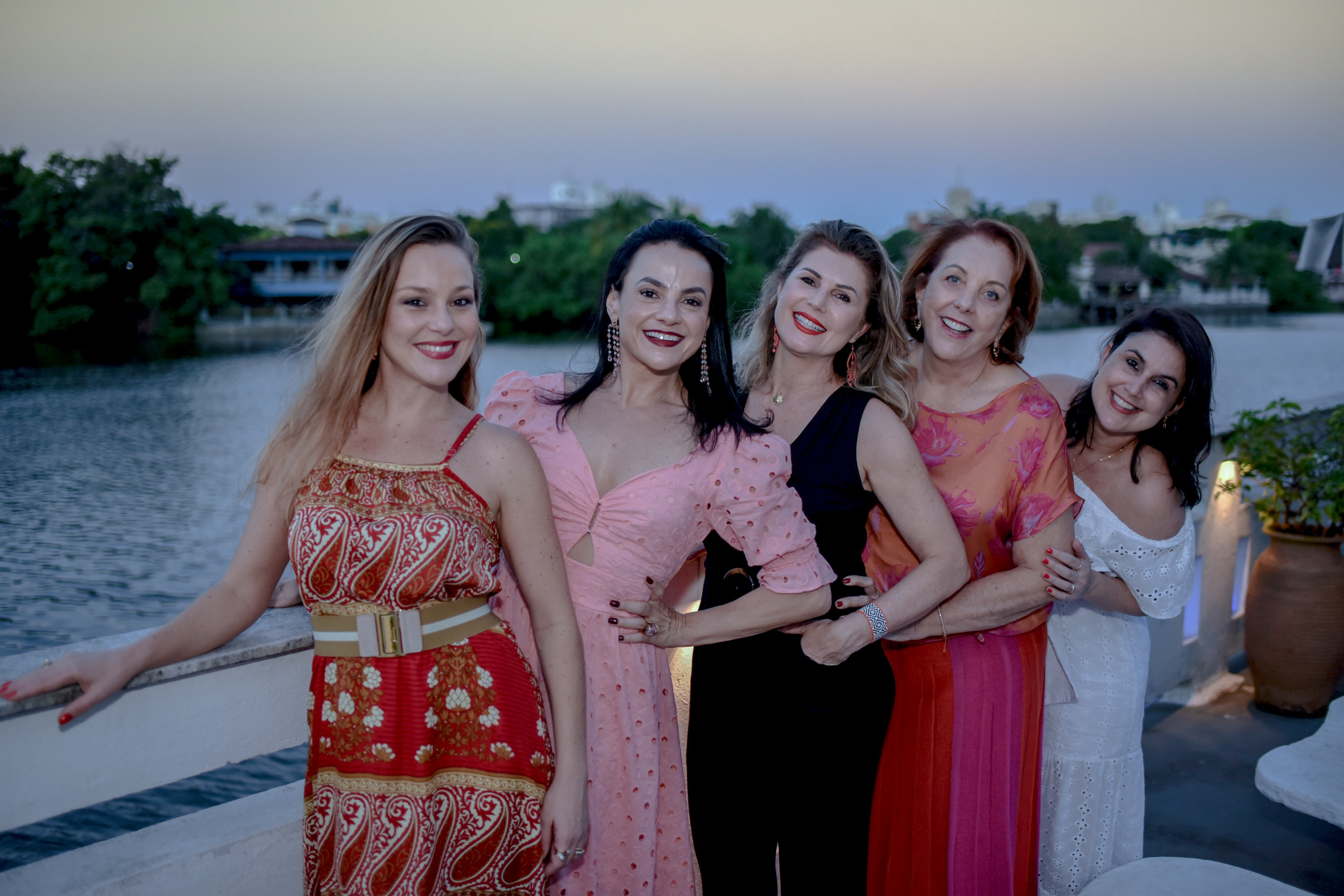 Suellen Perdigão, Andréa Andrade,  Fabiana Croce, Penha Nonato e Renata Rasseli 