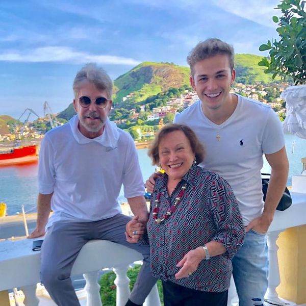 08/05/2019 - Edwin Luisi, Nicette Bruno e Vicenzo Richy posam em frente ao Palácio Anchieta no intervalo das gravações do longa