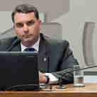 Imagem - Flávio Bolsonaro visitava Adriano na cadeia, diz ex-companheiro de miliciano