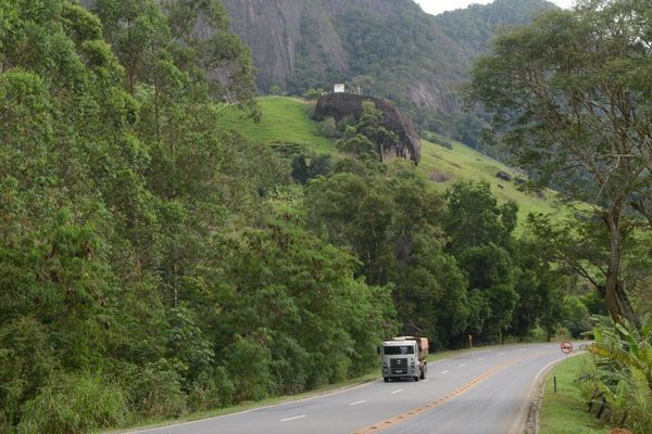 Famosa igrejinha de Ibiraçu fica no alto de uma rocha, às margens da BR 101 por Carlos Alberto Silva