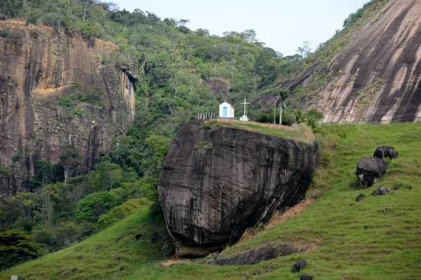 Famosa igrejinha de Ibiraçu fica no alto de uma rocha, às margens da BR 101 por Carlos Alberto Silva