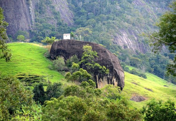 Famosa igrejinha de Ibiraçu fica no alto de uma rocha, às margens da BR 101 por Carlos Alberto Silva