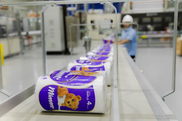 Linha de produção de papel higiênico na unidade Mucuri da Suzano Papel e Celulose, na Bahia
