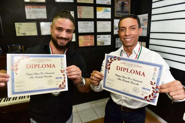 Os músicos de Cariacica, Max Coutinho Carvalho e Rafael Simas Nascimento foram premiados (2º lugar) no concurso Chorus Inside Summer, na Itália. Crédito: Fernando Madeira