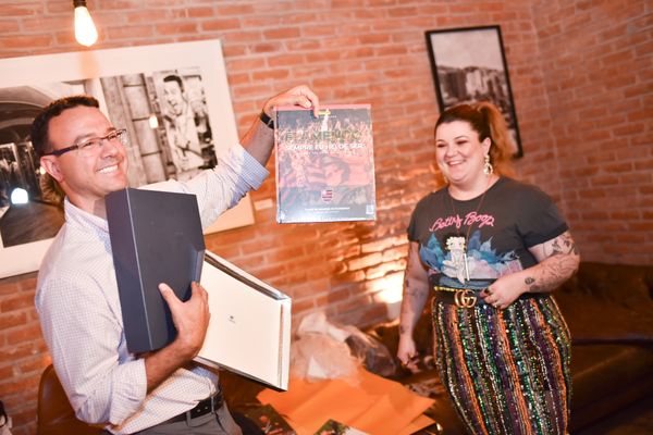 Bia tirou Leo Balestrassi, do grupo Águia Branca, e o presenteou com um kit de três livros, um deles sobre a história do Flamengo, o time dele por Monica Zorzanelli