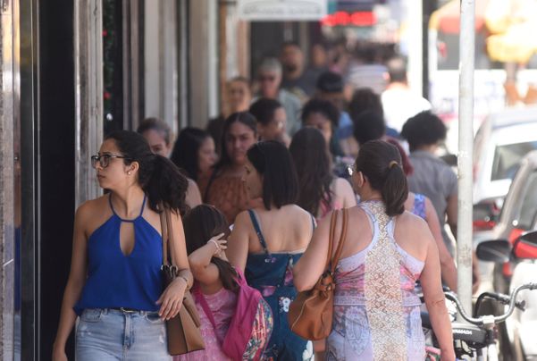 Data: 20/12/2019 - ES - Vila Velha - Movimentação no comércio da Glória - Editoria: Economia - Foto: Vitor Jubini - GZ