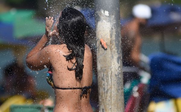 Data: 20/12/2019 - ES - Vitória - Banhista se refresca na Curva da Jurema. Dia de calor na Grande Vitória - Editoria: CIdades - Foto: Vitor Jubini - GZ