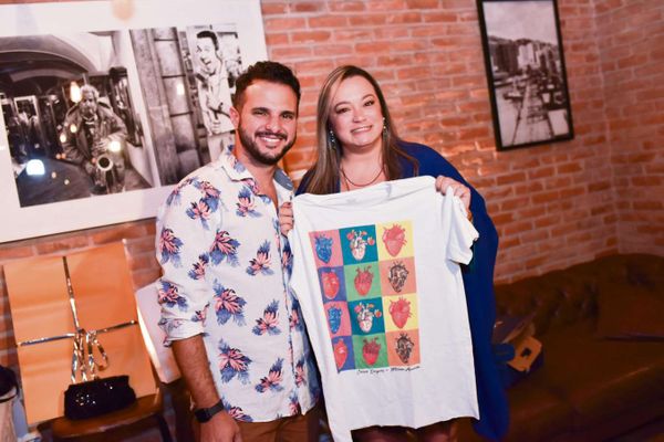 Igor tirou a artista plástica Milena Almeida e deu a ela uma camiseta estampada com as  corações feitos por ela por Monica Zorzanelli